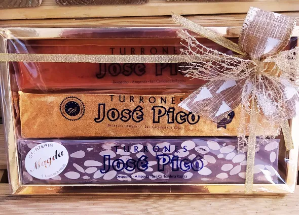 Magda Nadal, representa la tradició de regals nadalencs a La Ràpita des de fa més de 40 anys al carrer La Pau, 3. Varietat de productes per regalar per Nadal, torrons José Picó, dolços de Nadal, productes selectes de les comarques catalanes de l'Ebre i de la Ràpita.
