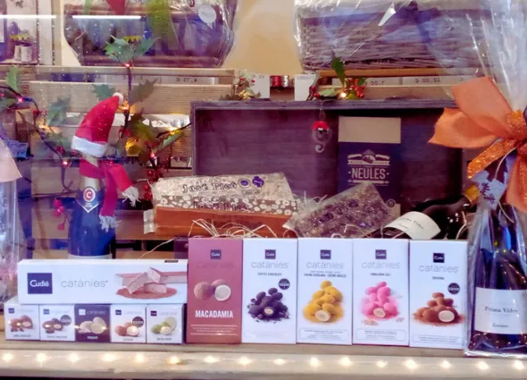 Magda Nadal te ofrece pequeños regalos de gran calidad y presentación excelente. Apuesta por la sencillez y la simplicidad cuando se tienen presupuestos limitados. Variedad de opciones como dulces navideños, lotes pequeños de 3 a 6 productos, estuches de bombones, selección de turrones, estuches de licores, vinos y Vermouth Rapitenc.