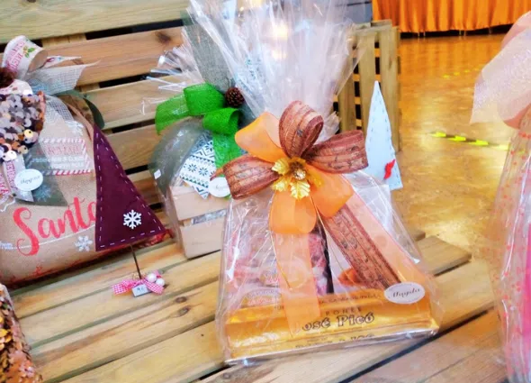 Lotes navideños personalizados a medida. En Magda Nadal, no solo personalizamos tus lotes navideños, sino que también te ayudamos a ahorrar al entregarlos con una excelente presentación, ya sea en caja, baúl, bolsas elegantes o papel de regalo al envolver nuestros productos de cuidada selección y destacada calidad.