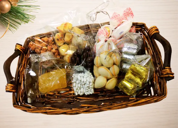 Magda Nadal ofrece una amplia variedad de delicias navideñas presentadas en bolsas de celofán y cajas decoradas, para que disfrutes de los sabores dulces que definen la Navidad.