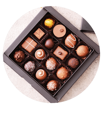 Explora la nostra àmplia varietat d'exquisits bombons i xocolates d'alta qualitat per a Nadal, disponibles directament en línia amb Magda Nadal. Deliciosos bombons farcits de licor, praliné, crema i gelees. No hi ha res com viure aquesta experiència inigualable de xocolates.